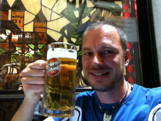 Gerhard mit Bier in Triest