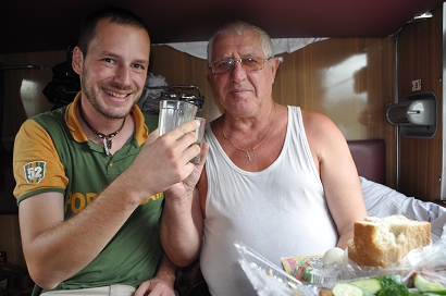 Antolij schult mich im Zug in Sachen Wodka ein