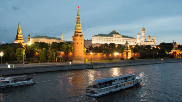 Bootstour durch Moskau bei Nacht vor dem Kreml