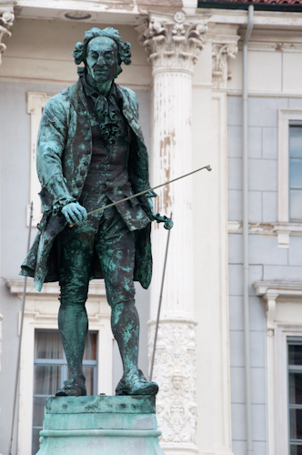 Bild: Statue von Guiseppe Tartini