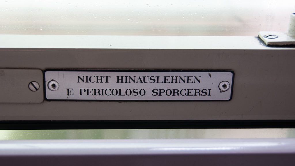 Belgische Eisenbahn Fenster - Nicht hinauslehnen
