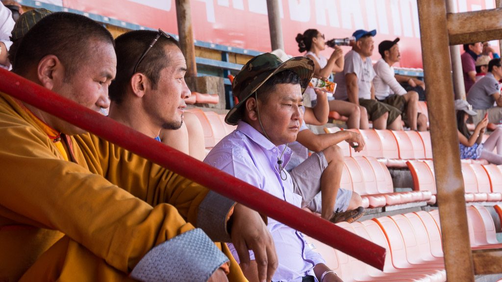 Besucher im Stadion Ulan-Bator beim Ringen
