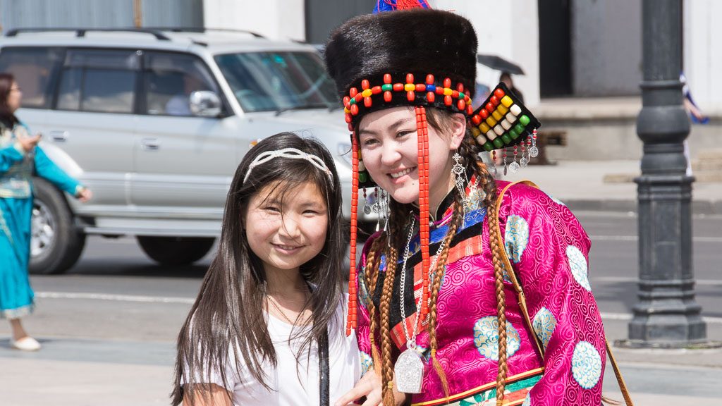 Besucher des Naadam Festes in Ulan Bator am Süchbaatar Platz