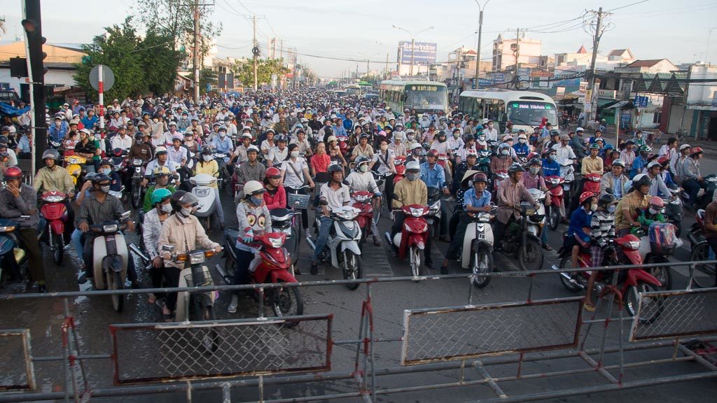 Mopeds am Bahnschranken in Vietnam