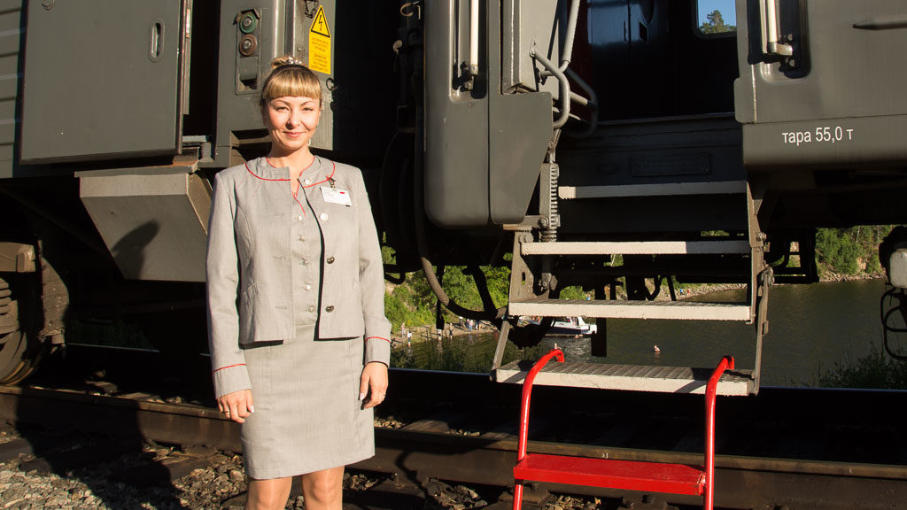 Schaffnerin der Transsibirischen Eisenbahn im Sonderzug Zarengold