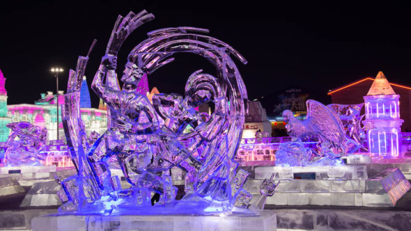 Eisfigur beim Harbin Ice & Snow World in der Nacht