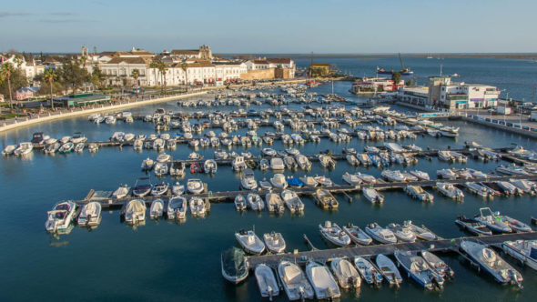 Jachthafen von Faro, im Hintergrund das Meer - Algarve, Portugal