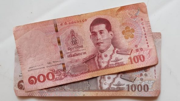 Farbliche Ähnlichkeit des 100 Baht und 1000 Baht Geldscheins